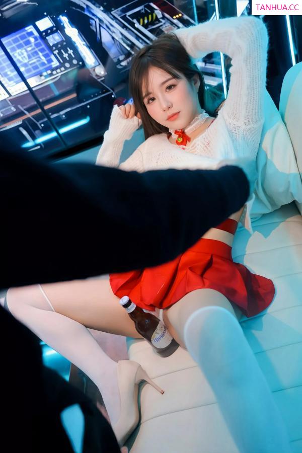   [XiuRen]高清写真图 2025.06.26 No.10470 小肉肉咪 红色短裙第34张图片